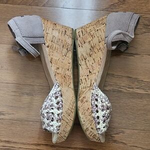 🎉HP🎉 Toms Platform Wedges